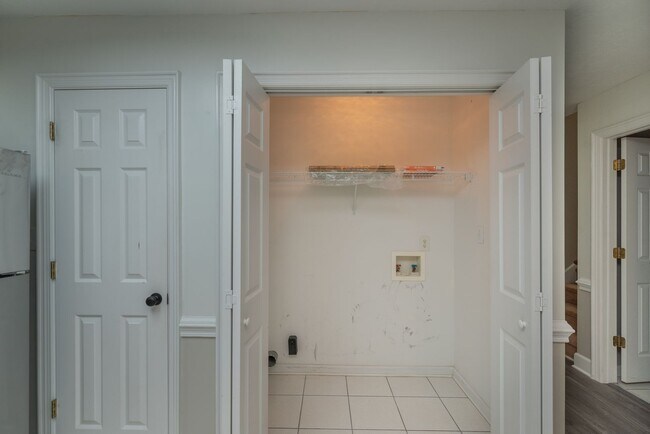 Building Photo - A Smart Home with Room to Roam conveniently located near Doctor's Hospital!