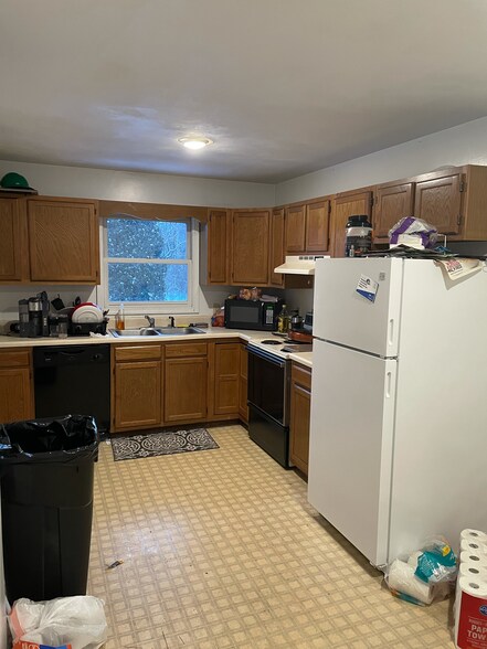 427A Lee - Kitchen - 427 Lee St