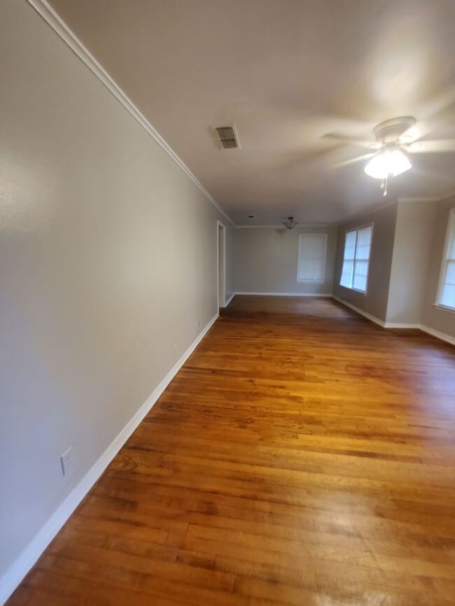 Building Photo - $500 Off 1st Month Special