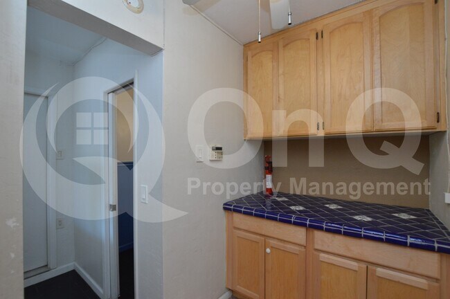 Building Photo - 1402 W Glenrosa Ave