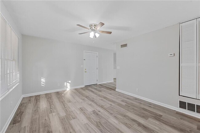 Building Photo - 2382 Peachwood Cir NE