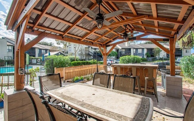 Building Photo - 9009 Richmond Ave