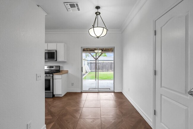 Building Photo - 709 Palmer Pl