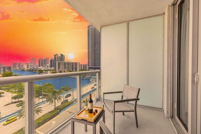 Building Photo - 2602 E Hallandale Beach Blvd