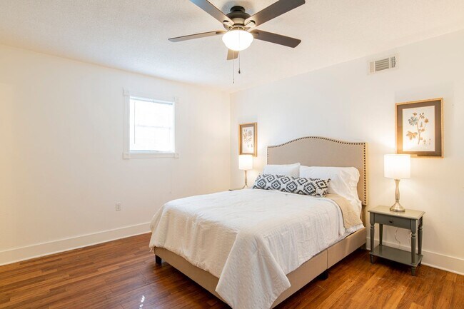 Building Photo - Bright & Comfortable 3 Bed/2.5 Bath Pensac...