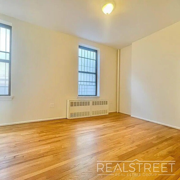 Building Photo - This is a spacious, bright, and sunny 1 bedroom apartment located on one of South Slope/ Greenwood's