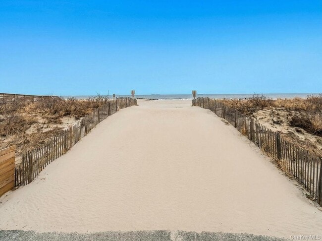 Building Photo - 100 W Broadway