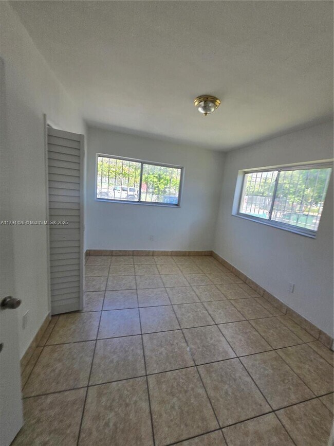 Building Photo - 3110 NW 19th Ave