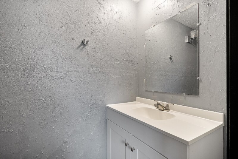 Building Photo - 11009 Bel Air Pl