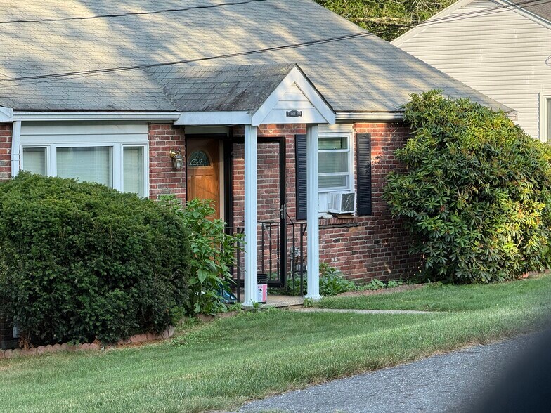 Building Photo - 22 Augustus Rd