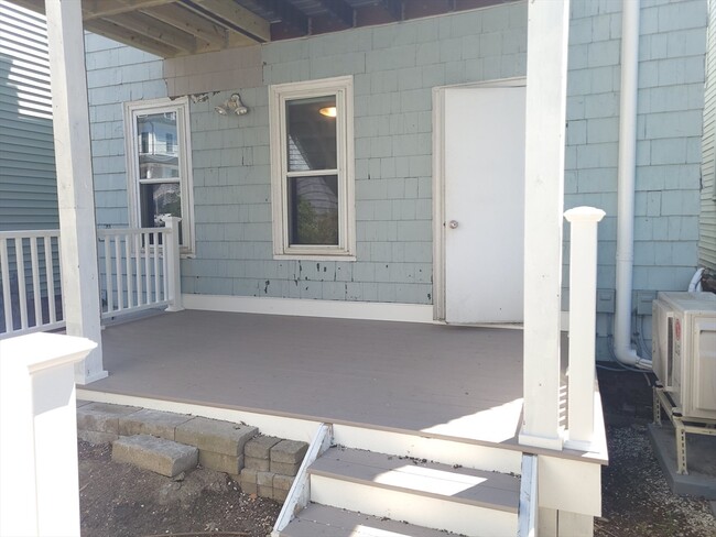 Building Photo - 136 Coleridge St
