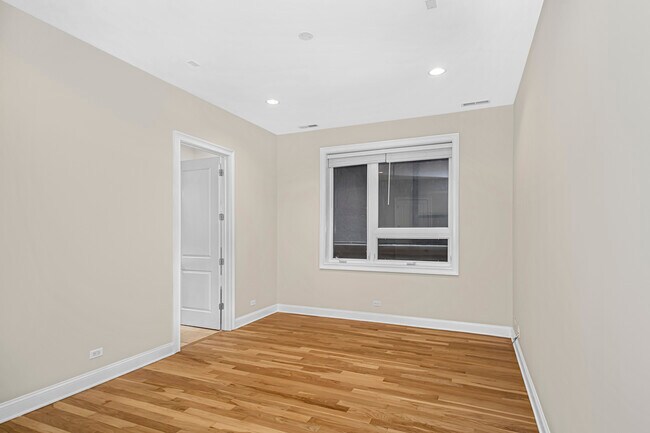 Building Photo - 5010 W Lawrence Ave