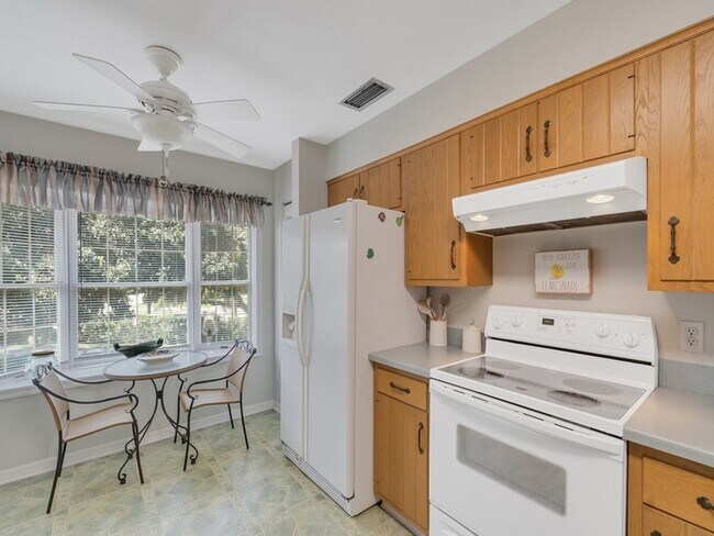 Building Photo - 101 Park Shores Cir