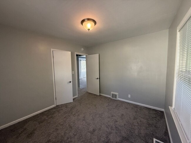 Building Photo - Beautifully Updated 2 Bed, 1 Bath Home for...