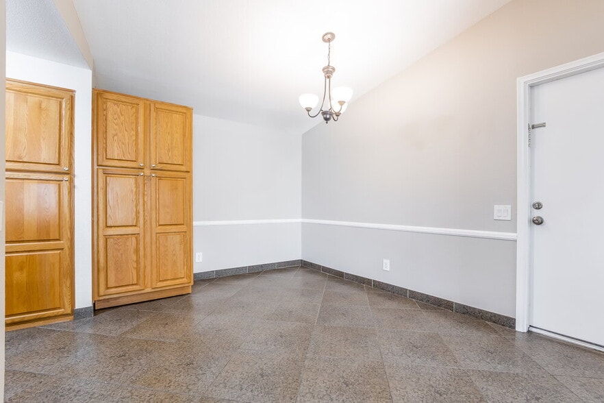 Building Photo - 2051 N Villas Ln