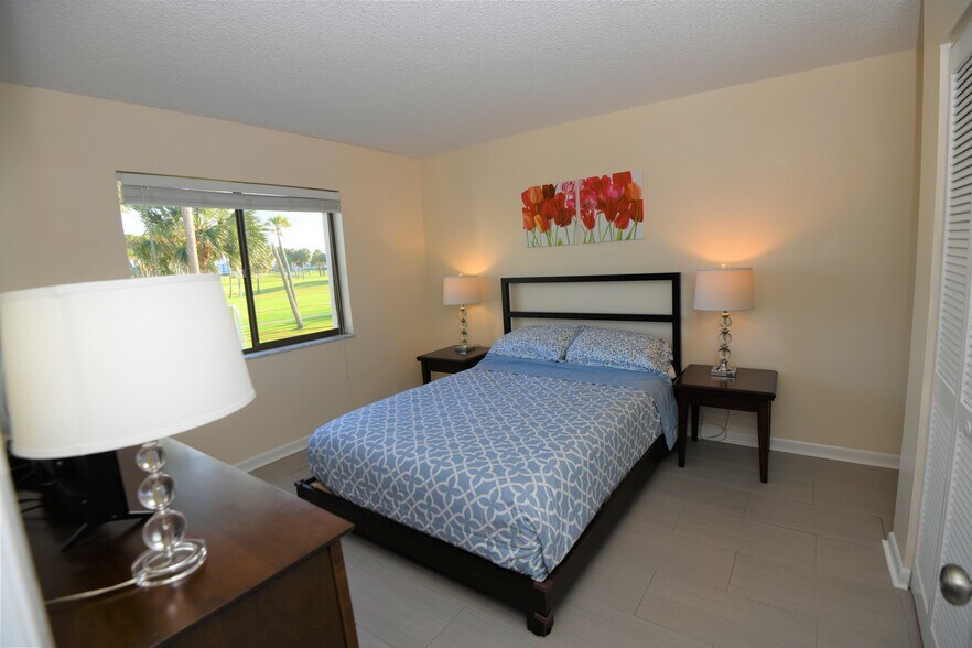 Building Photo - 5579 NE Gulfstream Way