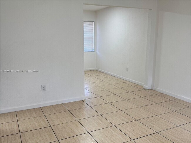 Building Photo - 713 SW 44th Ct
