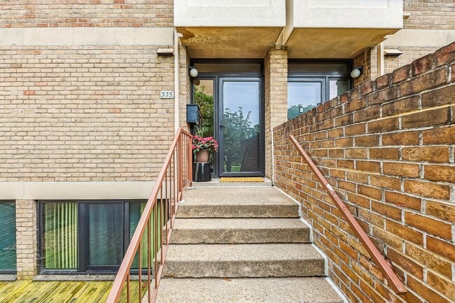 Building Photo - Chic Two-Level Condo in Prime SW Waterfront Location