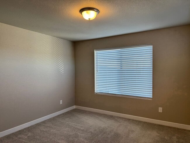 Building Photo - Like new 3 bed, 2.5 bath, 2 car in Lorson Ranch!