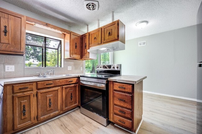 Building Photo - ***Free Month Rent, Low Deposit*** Freshly Updated 3 Bedroom House