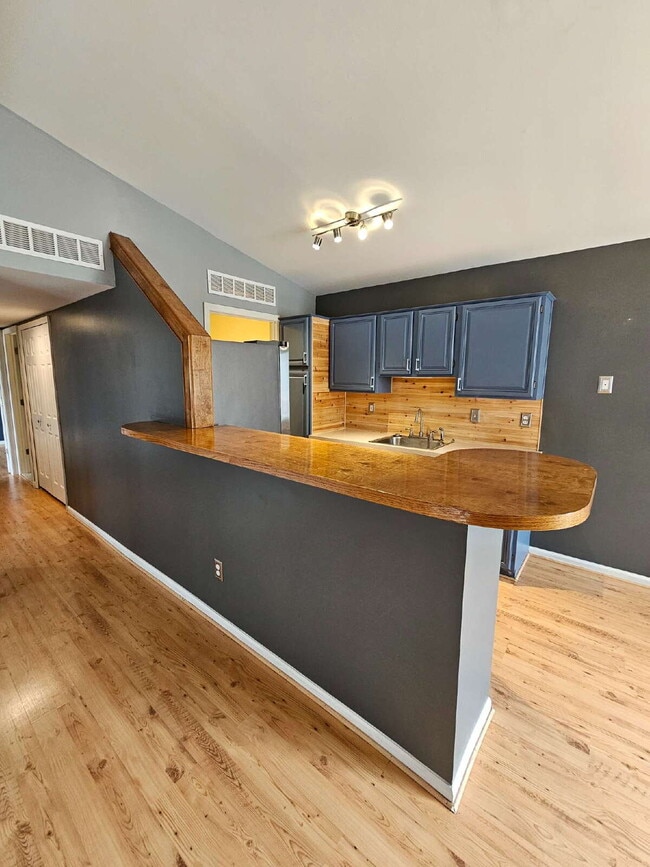 Building Photo - 2 Bedroom Condo with Vaulted Ceiling, Open Kitchen, Attached Garage in Desirable Clinton Township...