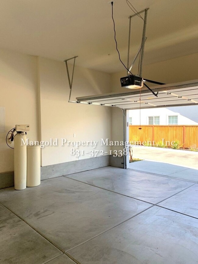 Building Photo - Stunning 3 Bed 2 Bath Home in East Garriso...