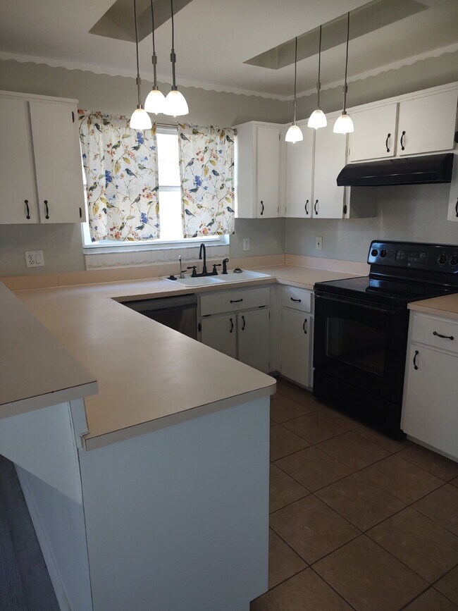 Building Photo - "Spacious 1732 Sq Ft 3-Bed, 2 Baths, in Tarpon Springs!"