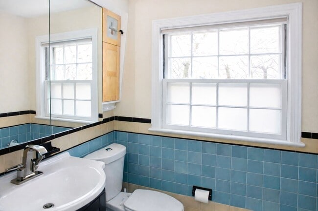 Building Photo - Charming 3BR Colonial with Fully Fenced Yard, Available Now