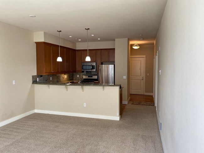 Building Photo - Modern Condo with Luxury Amenities Near Fe...