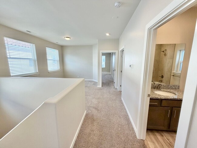 Building Photo - Beautiful 3 Bedroom Home In Desert Color!