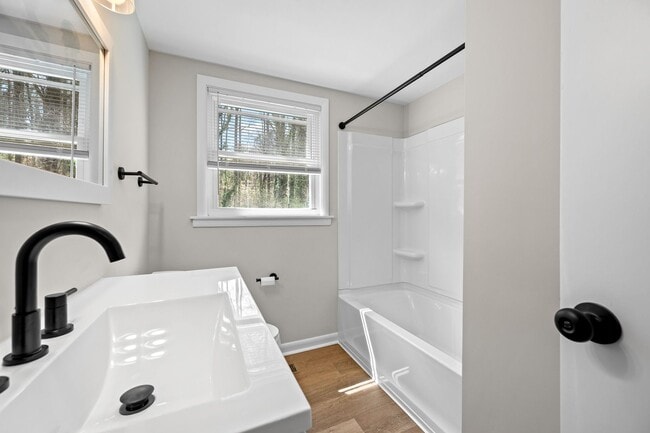 Building Photo - 805 McCausland St