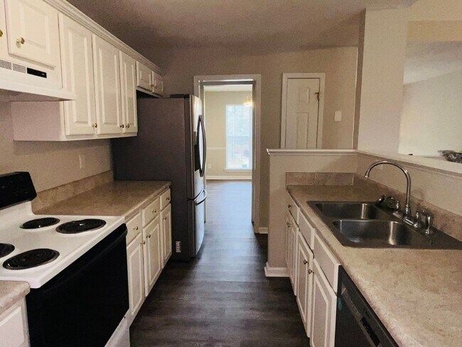 Building Photo - Northgate district! 4 bed/2.5 full bath, newly renovated, large lot, approx 2500 sqft, 2 car gara...