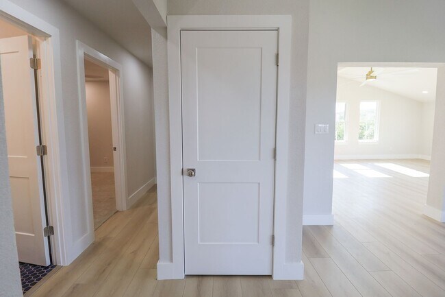 Building Photo - 4 Bed | 3 Bath on Keystone Lake!