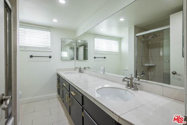Building Photo - 148 S Reeves Dr