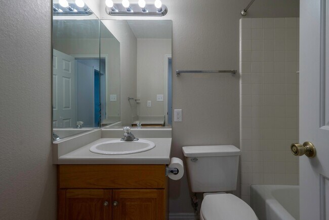 Building Photo - 2 Bedroom & 2 Bath Available in St. George!