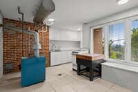 Building Photo - Charming 1940s Lower-Level Apartment with ...