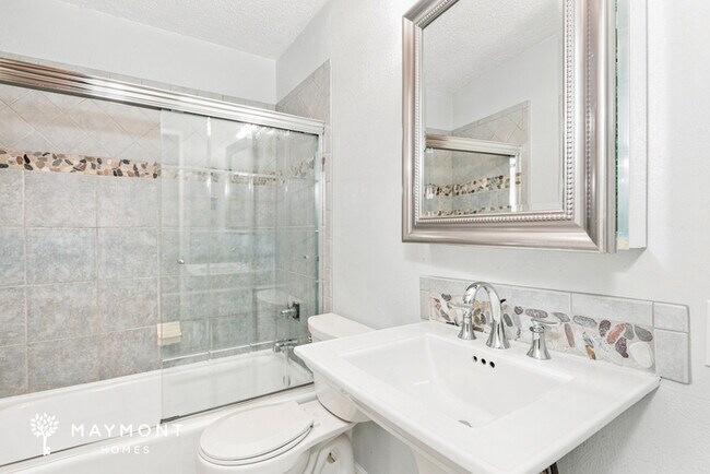 Building Photo - Inviting 3-Bedroom Irving Home
