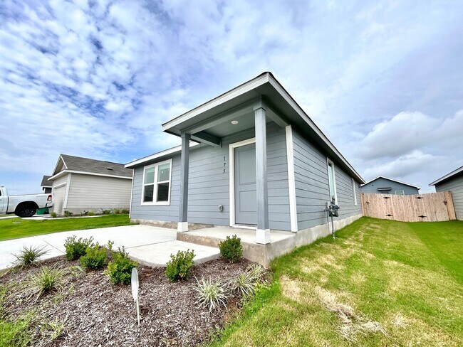 Building Photo - Charming 3/BR 1/BA Home with Spacious Back...