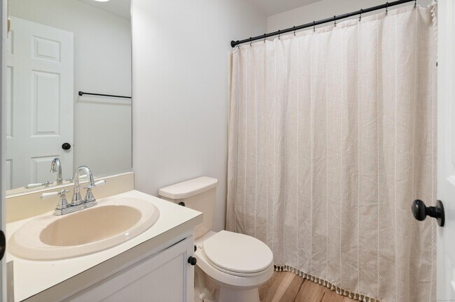 Building Photo - 8 Driftway Rd