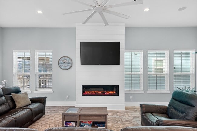 Building Photo - 3815 Seabreeze Ln