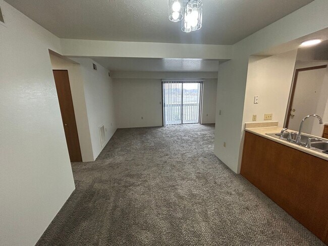 Building Photo - Spacious 2 bedroom, 1 bath apartment - Be Home TODAY!
