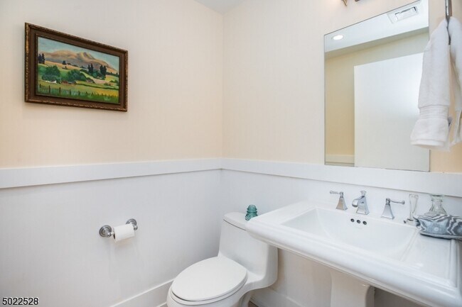 Building Photo - 85 Park Ave