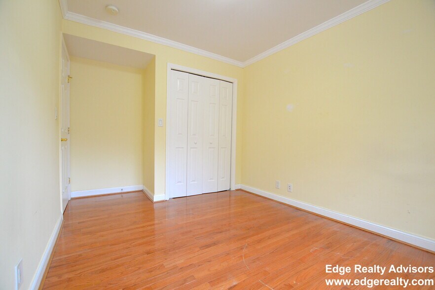 Building Photo - 128 Newton St