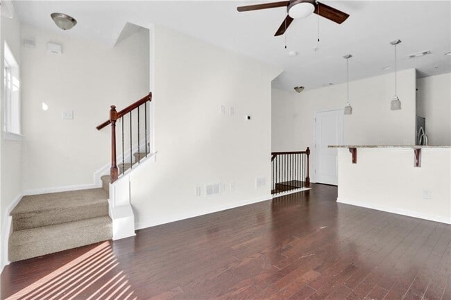 Building Photo - 215 Semel Dr