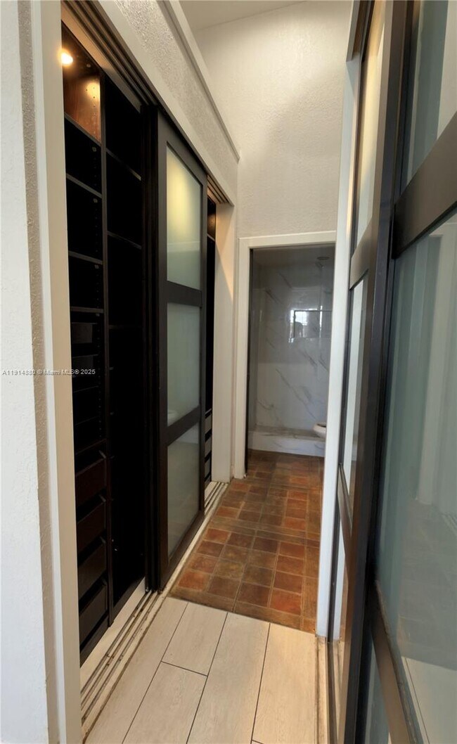 Building Photo - 2831 N Oakland Forest Dr