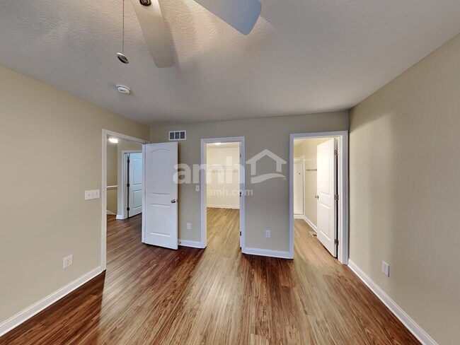 Building Photo - 490 Hemhill Dr