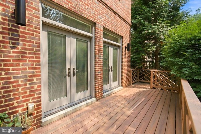 Building Photo - 5430 Chevy Chase Pkwy NW