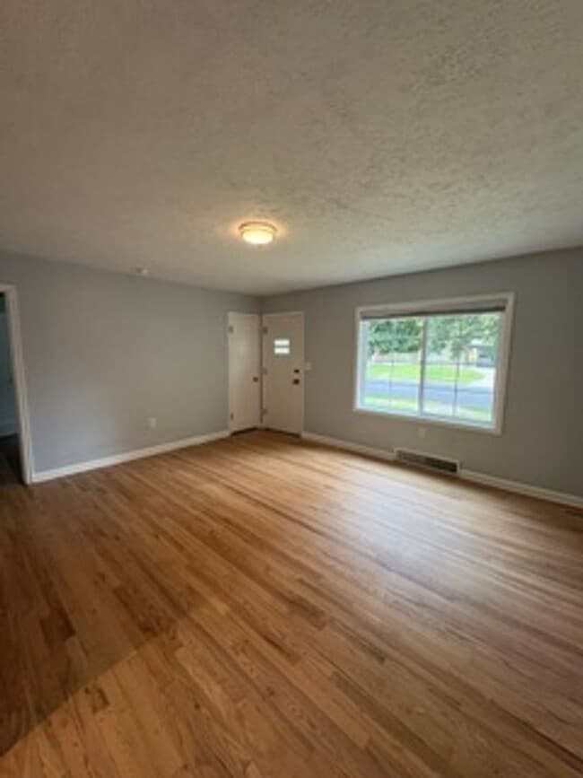 Building Photo - Newly updated 2 bedroom in excellent location!!