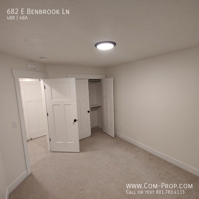 Building Photo - 682 E Benbrook Ln