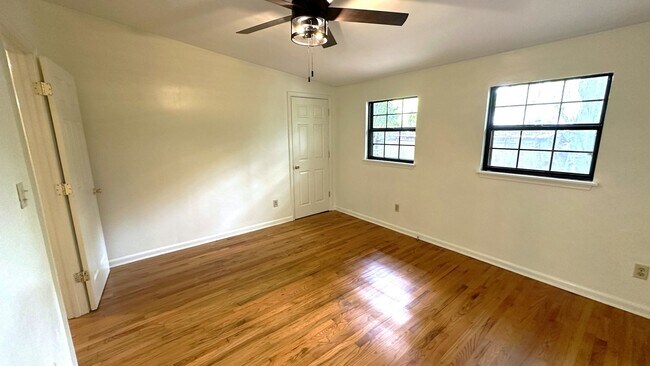 Building Photo - MIDTOWN 3/2 w/ Beautiful Wood Floors, Newer Paint, Inside Utility Area, & More! $1695/month Avail...